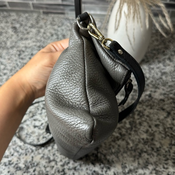 Cuoieria Fiorentina Gray Leather Crossbody Bag with Minimalist Design - Picture 4 of 12